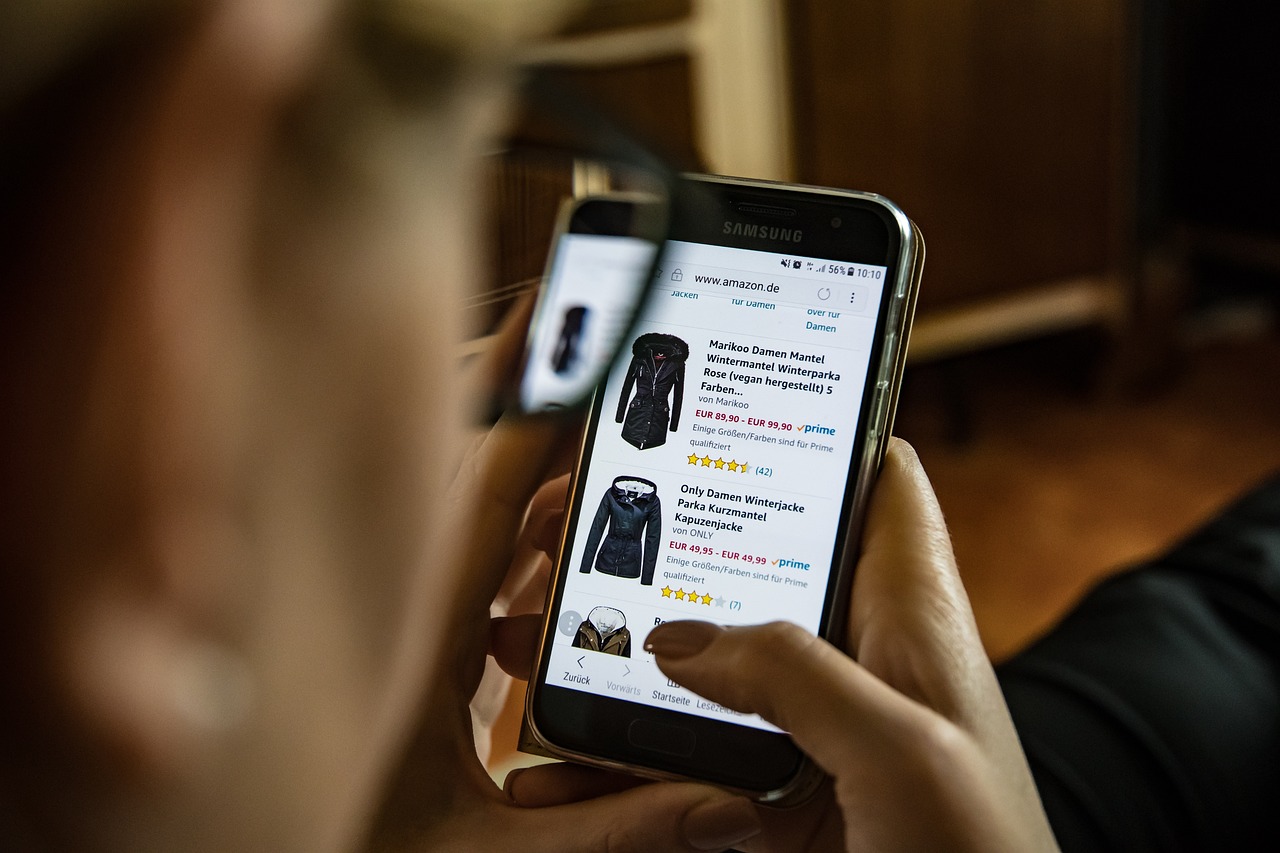 consumidor realizando uma compra online